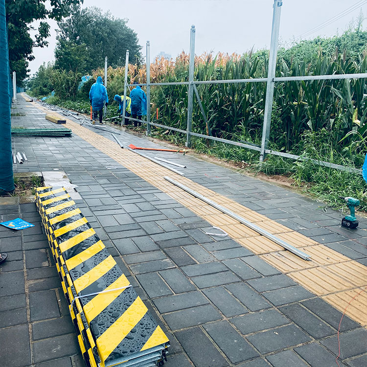 洛陽(yáng)市澗西區瀛洲路安裝彩鋼圍擋
